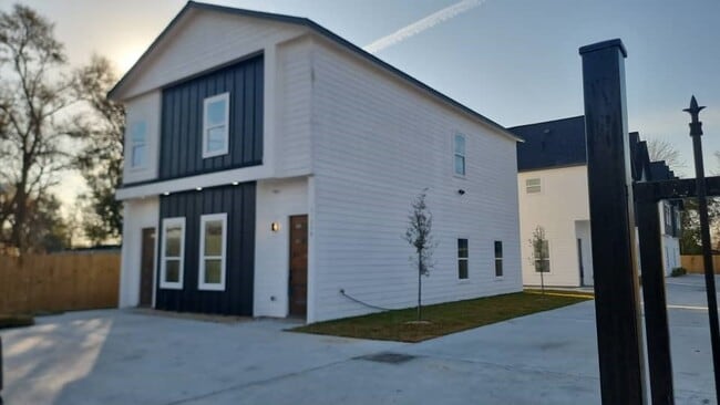 Building Photo - 5130 Clover St