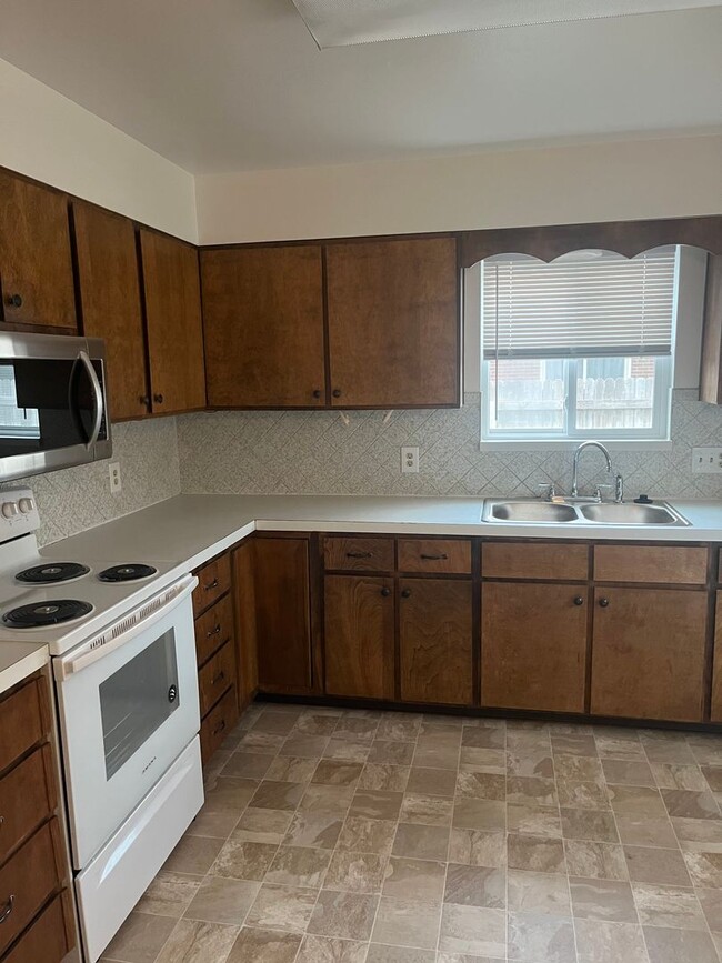 Building Photo - 3-Bedroom Home Near Middle & High School with Large Fenced Yard!