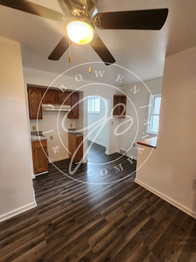 Building Photo - 2-Bedroom Gem! Large kitchen. Convienient ...