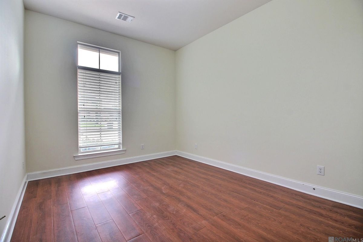 Building Photo - 20357 Chaumont Ave