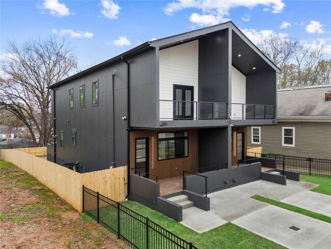 Building Photo - 582 Hope St SW