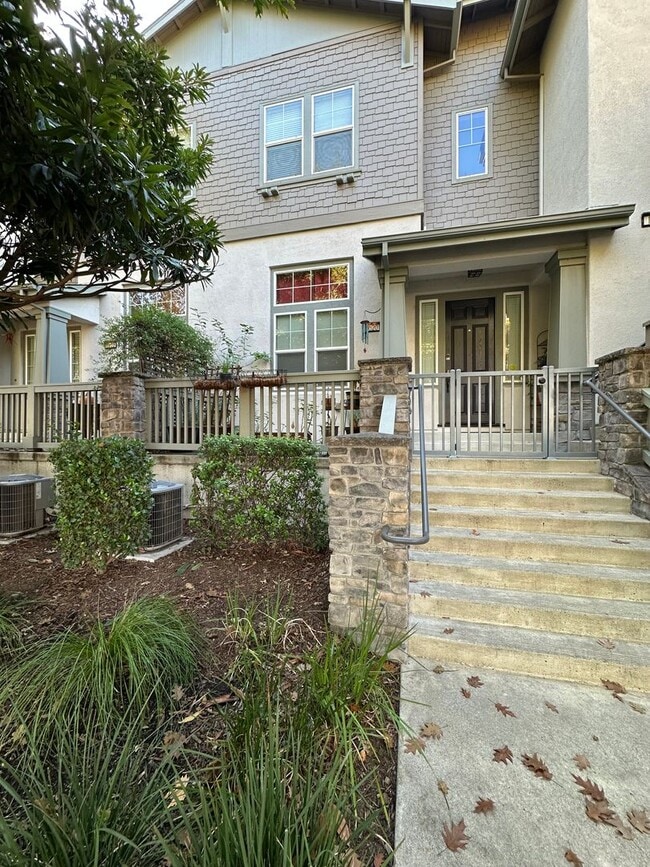 Building Photo - Welcome to modern luxury living in the heart of Midtown Sacramento!