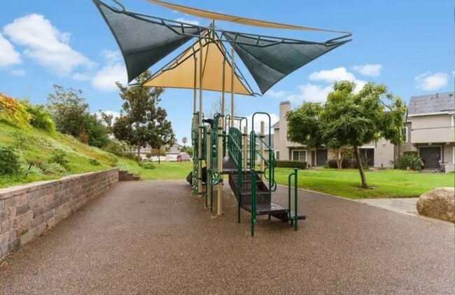 Building Photo - Spacious Two story 3 bed 2.5 baths + 2 car garage in great school district.