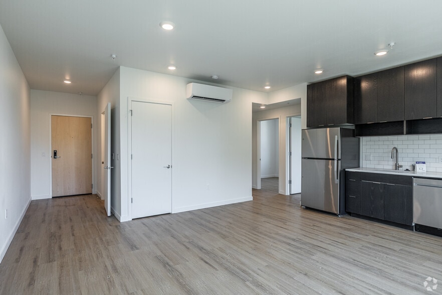 2BR, 1.5BA - 805SF - The Robert