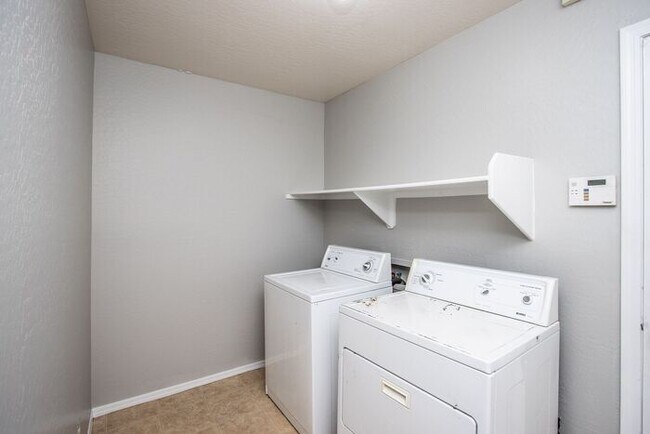 Building Photo - Welcome to this beautiful 4 bedroom, 3 bathroom home in San Tan Valley, AZ.