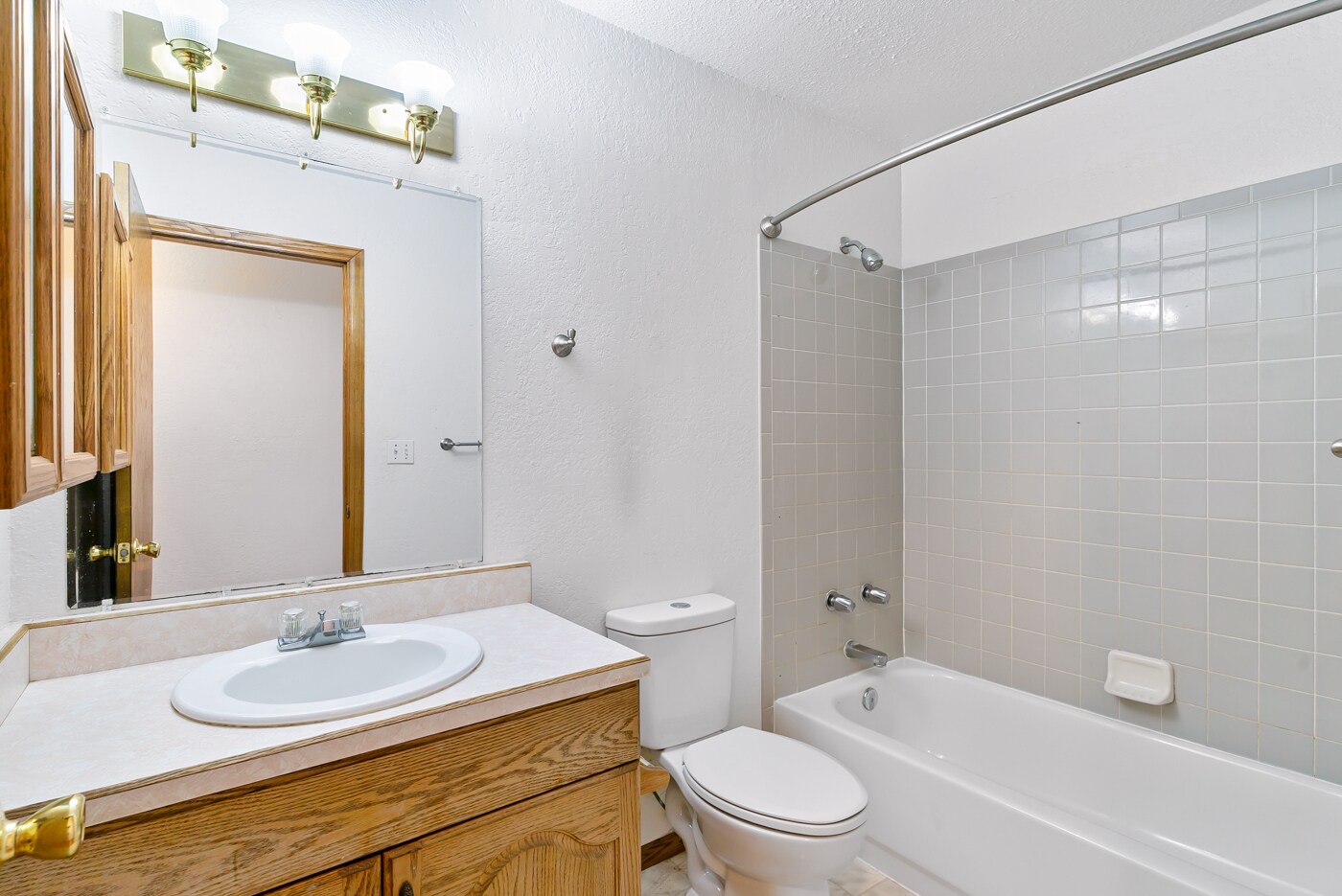 Guest Bath - 175 N 10th Ave