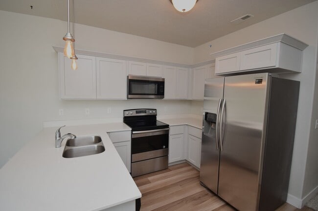 Building Photo - Bright Top Floor Condo with Tennis court, Pool, and Clubhouse