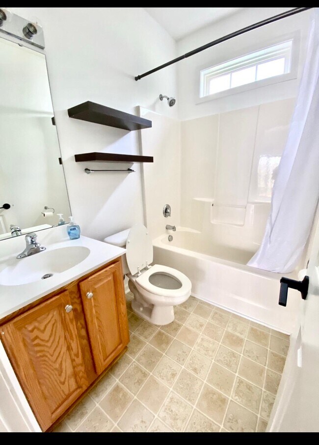 Building Photo - 4 Maravista Ave