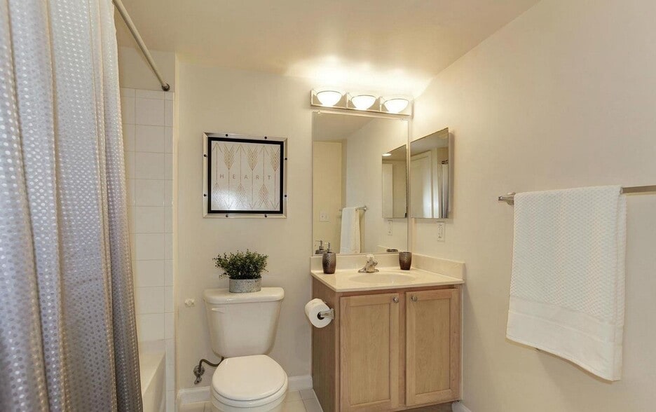 Building Photo - 7923 Eastern Ave