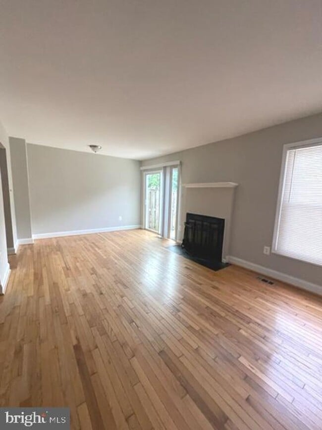 Building Photo - SPACIOUS TOWNHOUSE IN GAITHERSBURG
