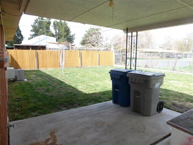 Building Photo - Beautifully Renovated 3 Bedroom, 1 1/2 Bathroom Duplex on the Boise Bench! Newer Carpet and Paint.