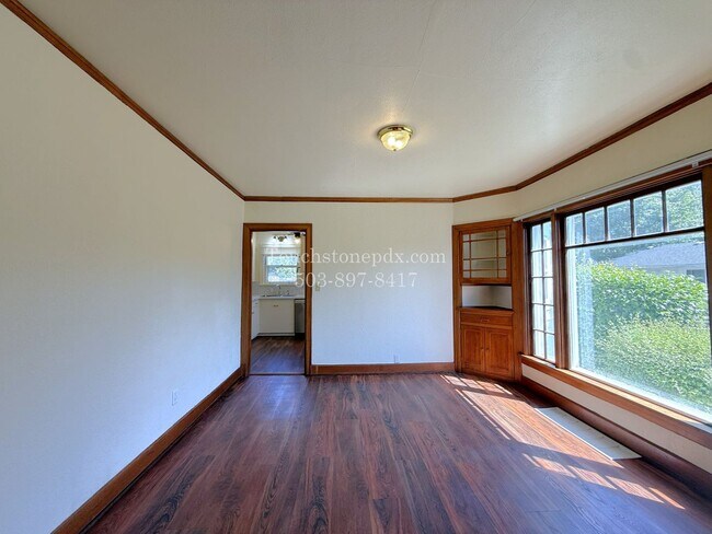 Building Photo - MOVE IN SPECIAL! ONE MONTH FREE! Timeless SE Portland 3 Bed Home w/Backyard, Hardwood Floors, & B...