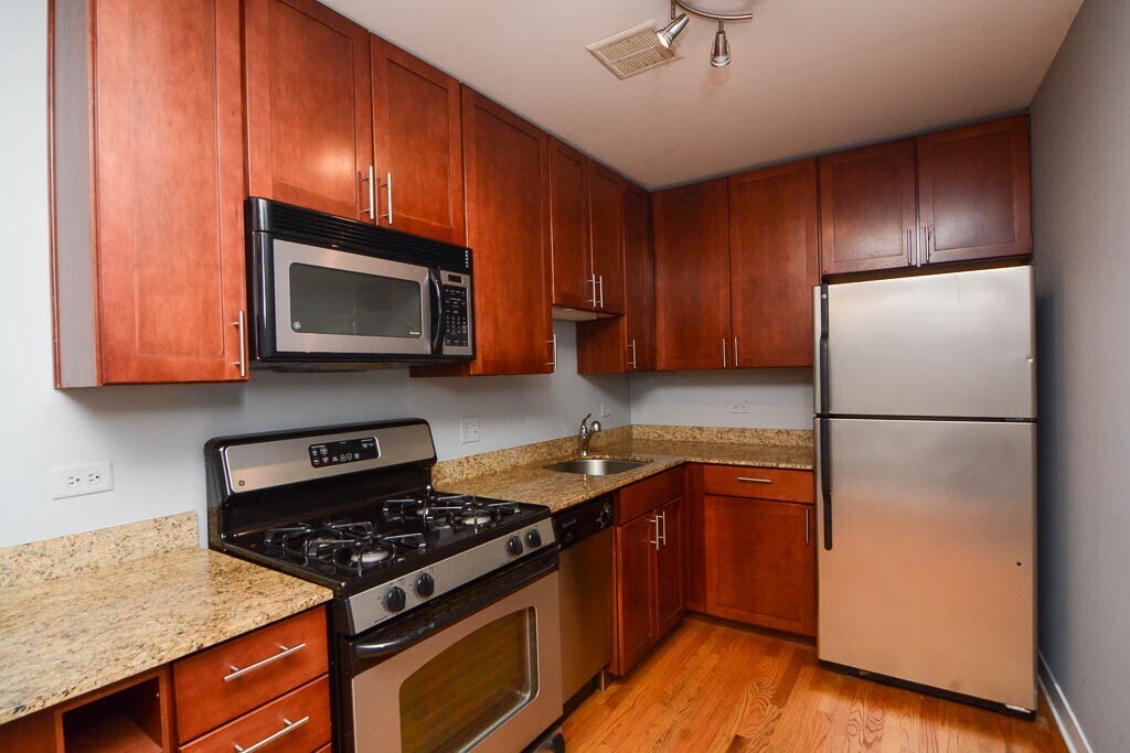 Building Photo - 675 W Wrightwood Ave