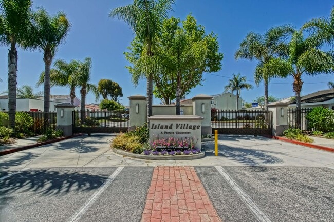 Building Photo - Bright & Spacious, 4BR3BA Home in the Private, Gated Community w/ 2 Pools, Clubhouse, Playground ...