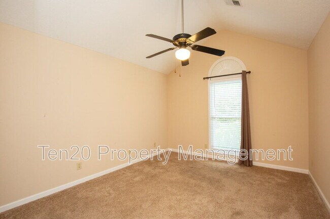 Building Photo - 11 Leah Ct