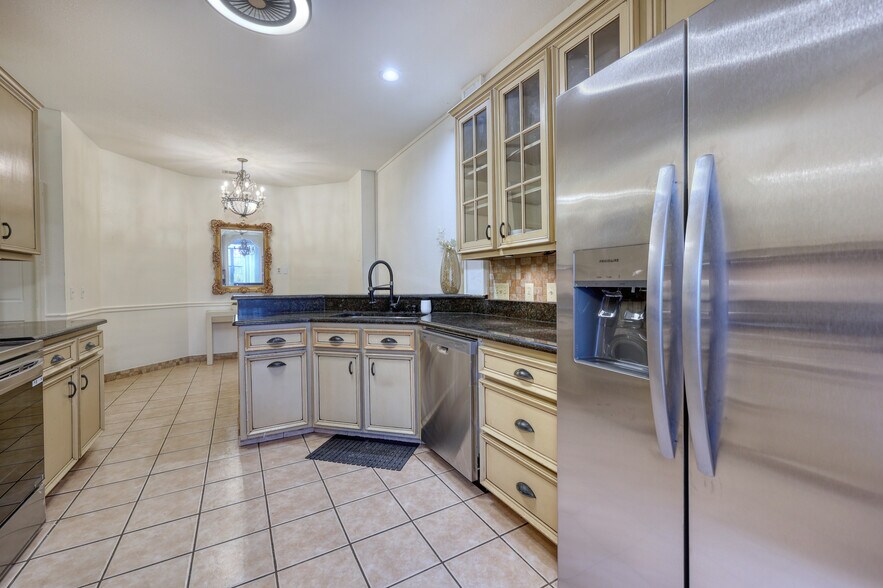 Building Photo - 1335 Maplebrook Dr