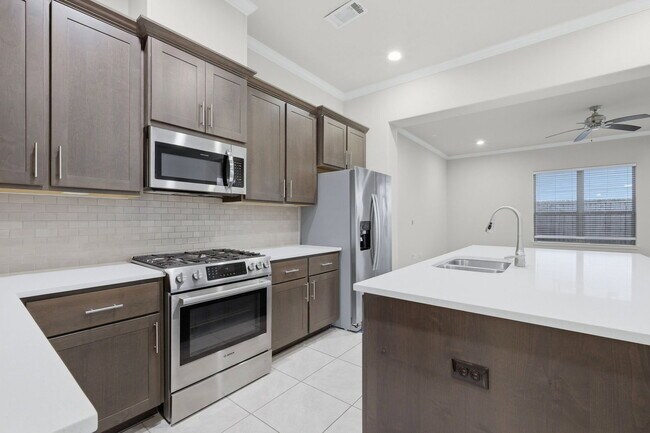 Building Photo - 6011 Truro St