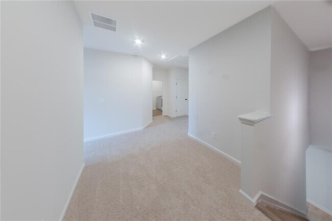 Building Photo - 411 Summit Dr W