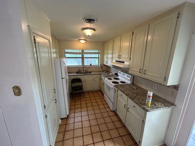 Building Photo - 3 Bedroom 2 Bath House in Corpus Christi! ...