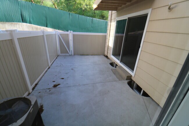 Building Photo - 4 Bedroom 3.5 Bathroom Townhome in Provo!