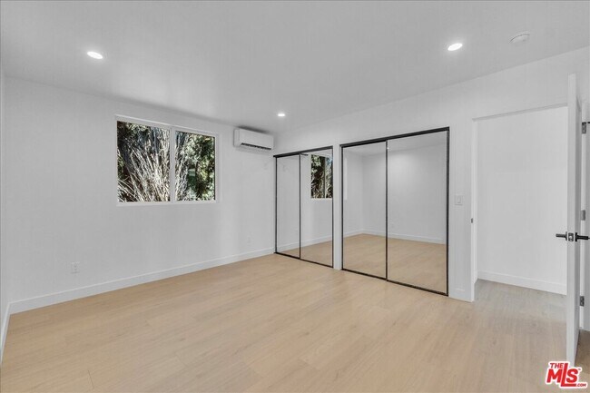 Building Photo - 6913 Encino Ave