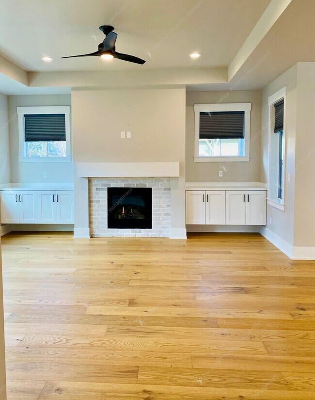 Building Photo - Craftsman Charm Meets Modern Luxury in Summit West
