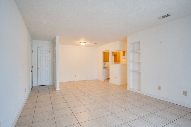 Building Photo - Pet-friendly Spacious Vinyl-Sided 2BR Apartment in Gulf Breeze