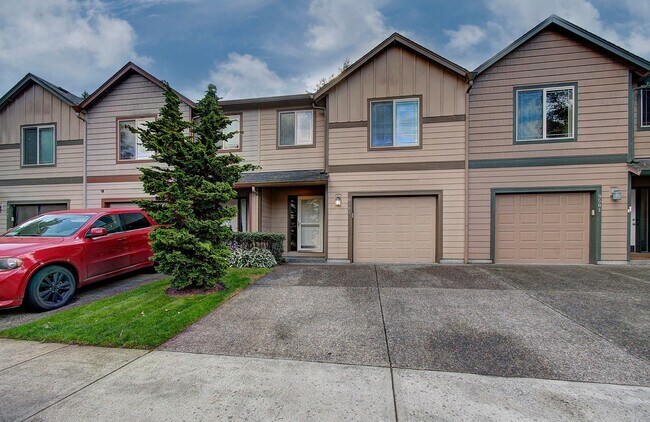 Building Photo - Charming 3 bd 2.5 ba Townhouse - Special! $500 OFF on December Move In!