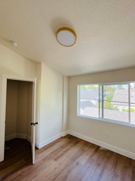 Building Photo - 5735 NE 33rd Ave