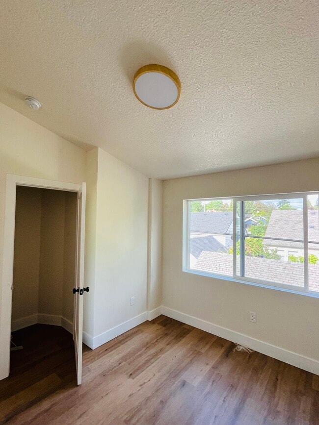 Building Photo - 5735 NE 33rd Ave