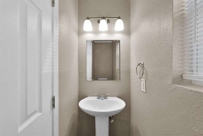 Building Photo - 696 Ravensworth Dr