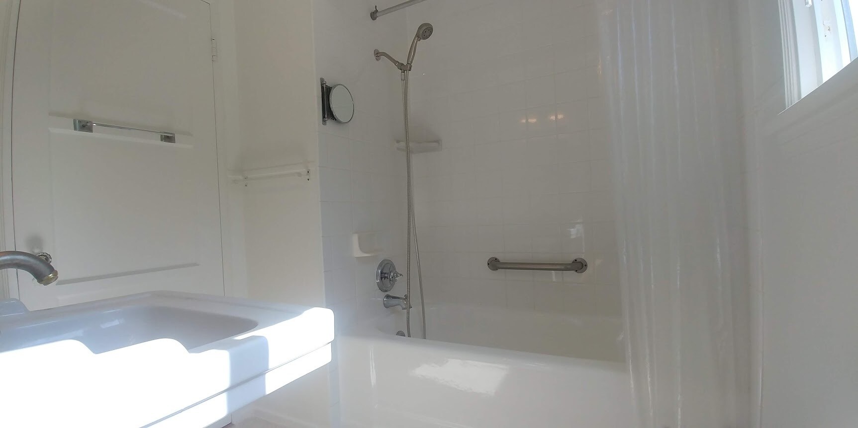 Building Photo - 3555 Colonial Ave