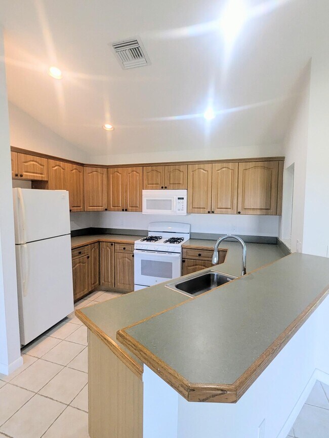 Building Photo - 819 Cindy Cir Ln