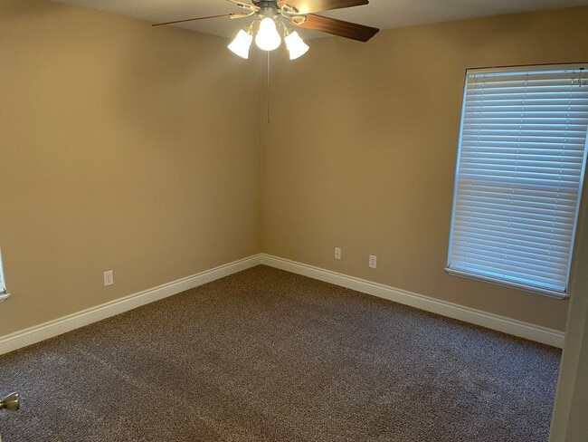 Building Photo - Beautiful 4 bedroom, 3 1/2 bath.