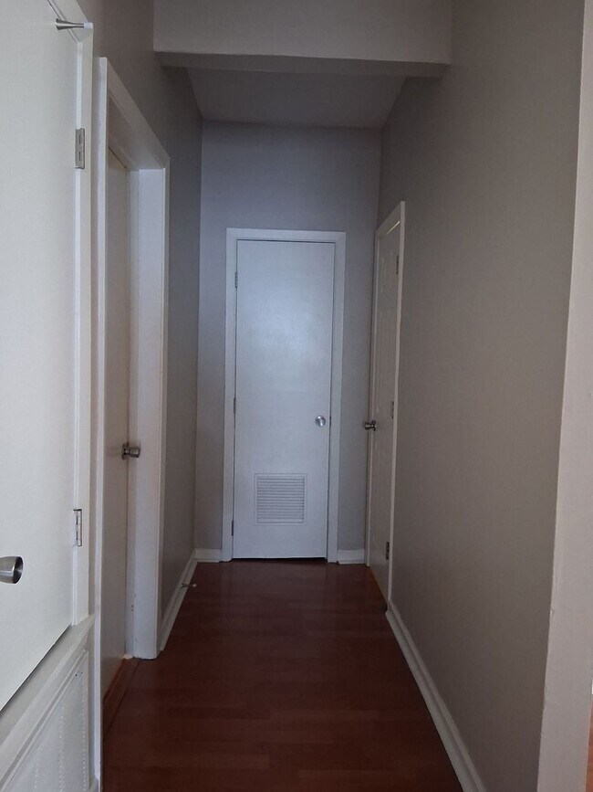 Building Photo - 3 Bedroom 2 Bath Home