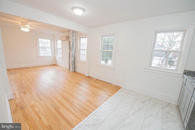 Building Photo - 308 N Division St