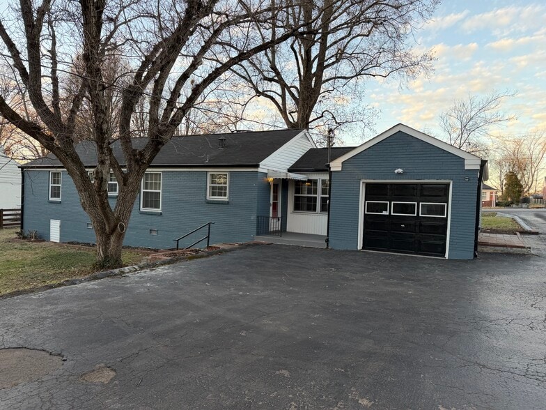 Building Photo - 2313 Ingleside Dr