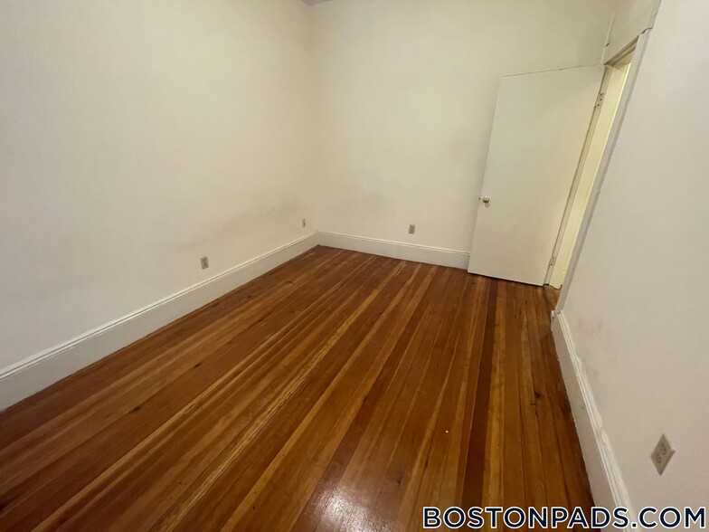 Building Photo - 51 Queensberry St