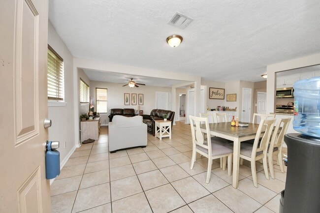 Building Photo - 2806 Oak Dr