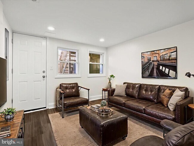 Building Photo - 404 N Robinson St