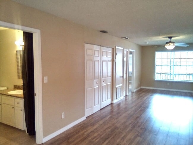 Building Photo - 313 Dirksen Dr