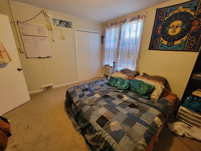 Building Photo - AVAILABLE April! - 4 Bed, 2 Bath Bright & Spacious Home