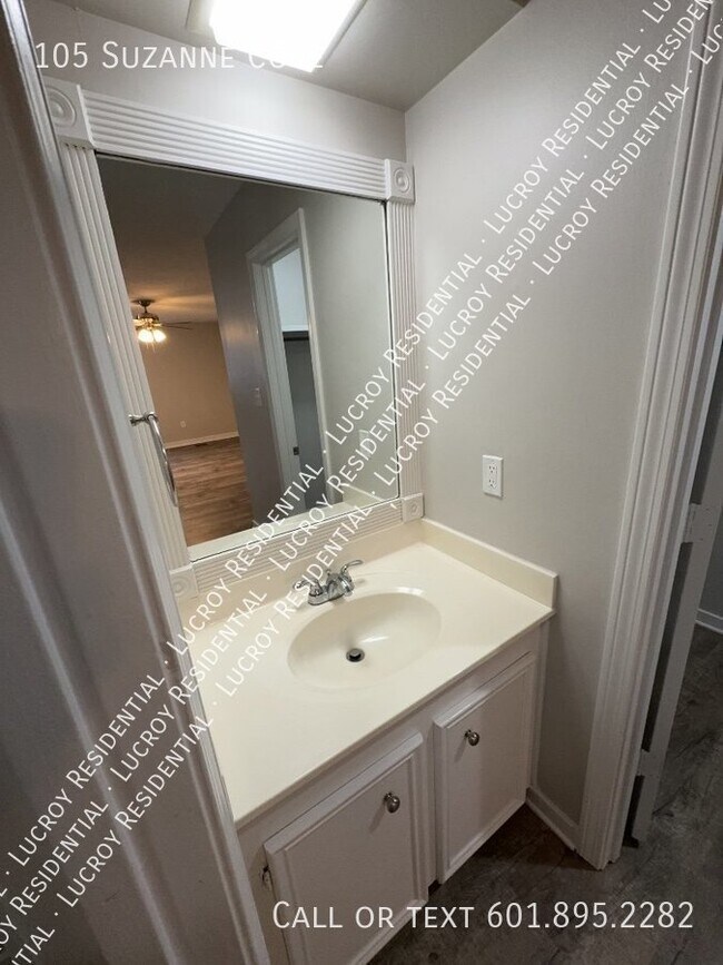 Building Photo - Updated 4-Bedroom Duplex with Fireplace in...