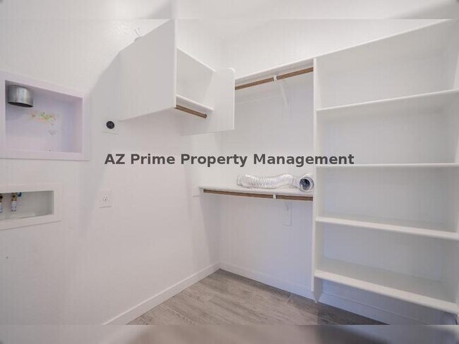 Building Photo - 3719 S 63rd Dr