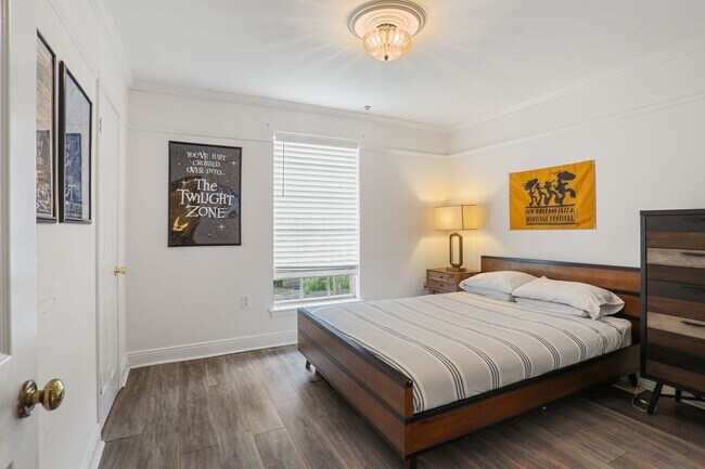 Building Photo - Gated Condo steps from Maple Street & St Charles!