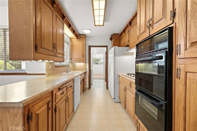 Building Photo - 509 California Dr