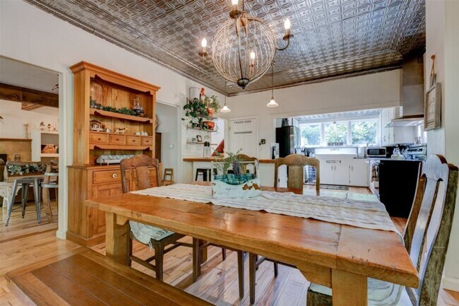Building Photo - Beautifully Renovated 5 Bedroom Farmhouse outside of Newberg