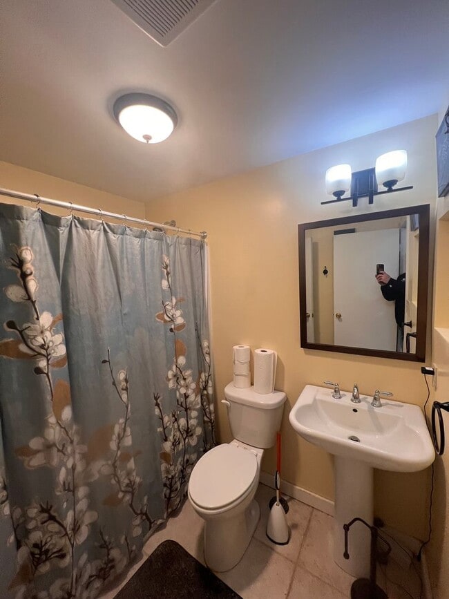Building Photo - Do not pay for Heat or Hot Water, this beautiful condo has them included for you!