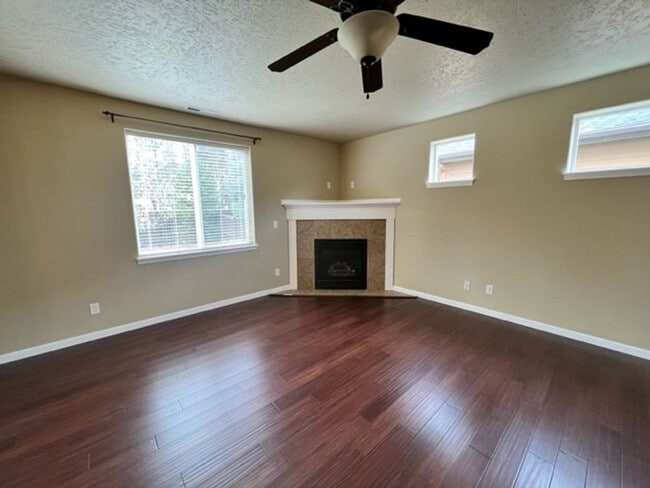 Building Photo - Three Bedroom in SW Bend Aspen Rim Neighborhood