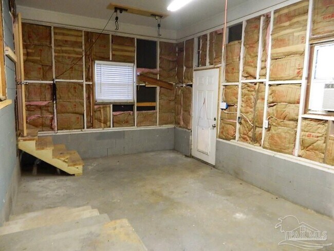 Building Photo - 212 Charleston Dr